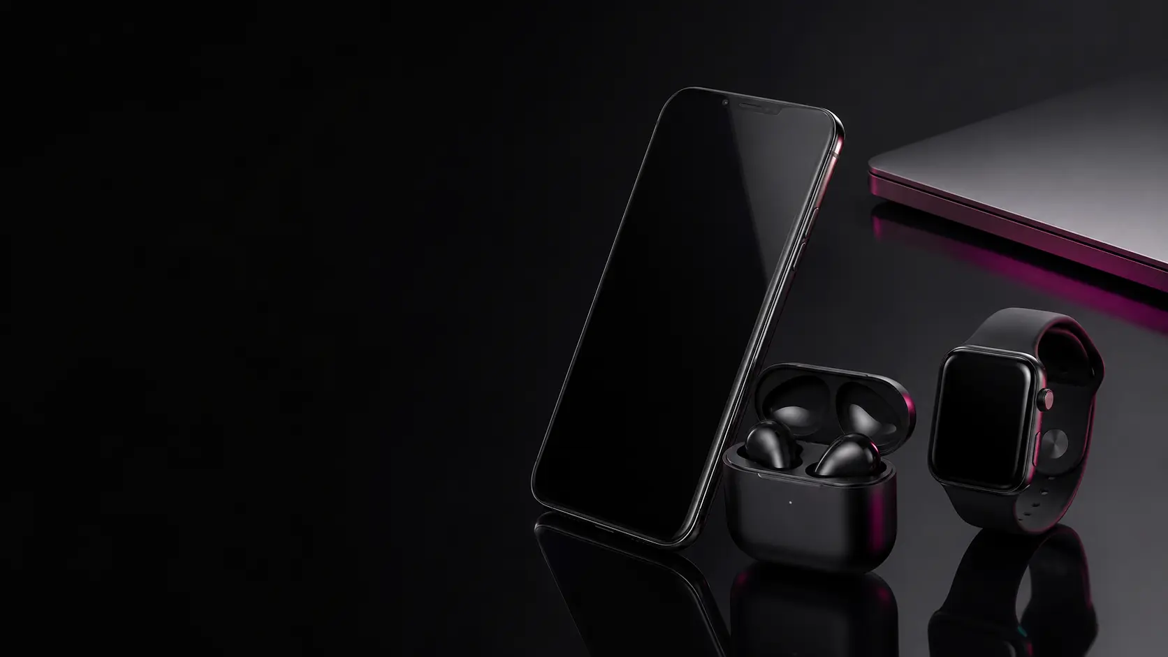 Smartphone, fones, relógio e notebook em composição de tecnologia premium